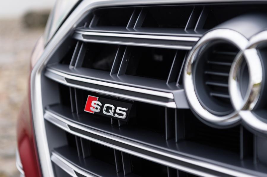 Логотип Audi SQ5 3.0 TFSI 2017 года  (UK) (фото 2 из 40)